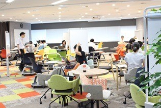 自律と協働を促進し「個と組織を生かす」ワークプレイスの構築