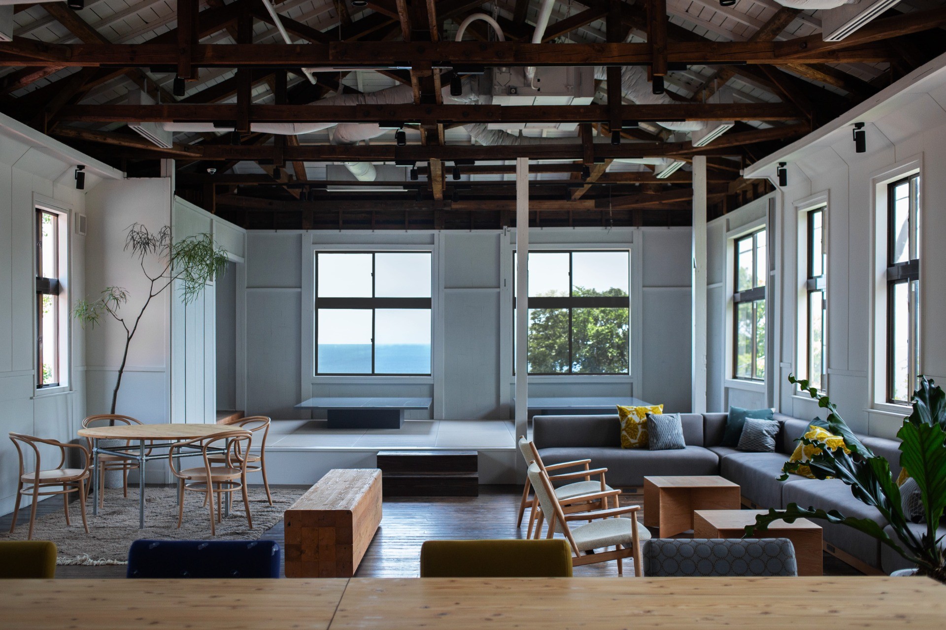Workcation House U― 既存公共施設を活用した 継続的ファシリティマネジメントの実践 ―